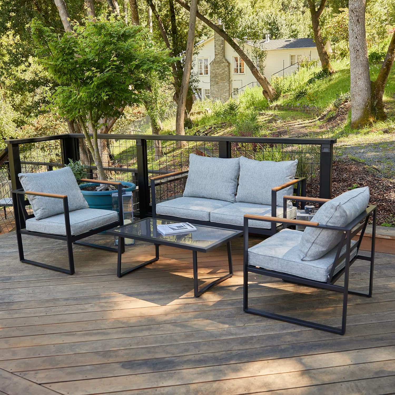 Blendo 4-piece outdoor furniture set by Patios – black frame with light grey cushions (طقم حدائق ٤ قطع من Patios – إطار أسود وتنجيد رمادي فاتح)

